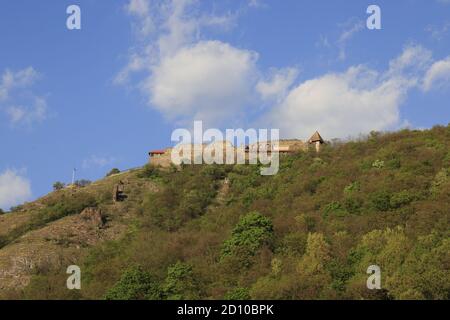 Aussichtsplattform über der Donau im Schloss Visegrad. Waldhänge, die den Hügel hinauf führen, Visegrad, Ungarn. Stockfoto