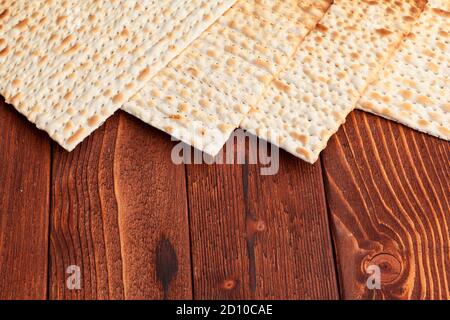 Matzo-Fladenbrot für jüdische Hochfeierlichkeiten auf dem Tisch Stockfoto