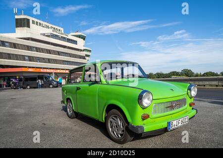 Berlin, Deutschland. Oktober 2020. 03.10.2020, Berlin, ein leuchtend grüner Trabant 601 Universal (Kombi) am 30. Tag der deutschen Wiedervereinigung am Otto Lilienthal TXL Flughafen Berlin-Tegel. Der Trabbi, auch liebevoll Rennpappe genannt, war mit einer Ausschüttung von bis zu 47% das Auto der ehemaligen DDR und ist bis heute ein Kultobjekt. Der Zweitaktmotor und die Karosserieplatte aus Duroplast gehören zu den technischen Merkmalen. Quelle: dpa/Alamy Live News Stockfoto