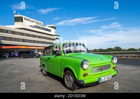 Berlin, Deutschland. Oktober 2020. 03.10.2020, Berlin, ein leuchtend grüner Trabant 601 Universal (Kombi) am 30. Tag der deutschen Wiedervereinigung am Otto Lilienthal TXL Flughafen Berlin-Tegel. Der Trabbi, auch liebevoll Rennpappe genannt, war mit einer Ausschüttung von bis zu 47% das Auto der ehemaligen DDR und ist bis heute ein Kultobjekt. Der Zweitaktmotor und die Karosserieplatte aus Duroplast gehören zu den technischen Merkmalen. Quelle: dpa/Alamy Live News Stockfoto