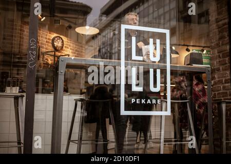 Belgrad, Serbien, 7. Februar 2020: Ein reflektiver Einblick in eine Snackbar und Bäckerei im Stadtzentrum Stockfoto