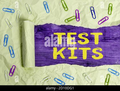Test-Kits für die Handschrift von Texten. Konzeptionelle Foto-Tools verwendet, um die Anwesenheit von etwas im Körper zu erkennen gerollt gerissene zerrissene Pappe platziert ab Stockfoto