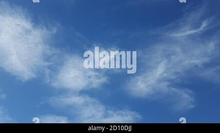 Blauer Himmel mit weichen Wolken Hintergrund. Stockfoto