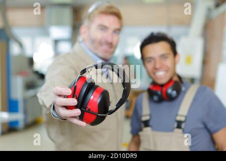 Porträt eines Arbeiters mit Gehörschutz Stockfoto