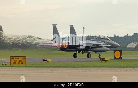 F-15E Strike Eagle, nach Brennern beleuchtet, rollt die Landebahn mit voller Leistung für den Start Stockfoto