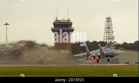 F-15E Strike Eagle, nach Brennern beleuchtet, rollt die Landebahn mit voller Leistung für den Start Stockfoto