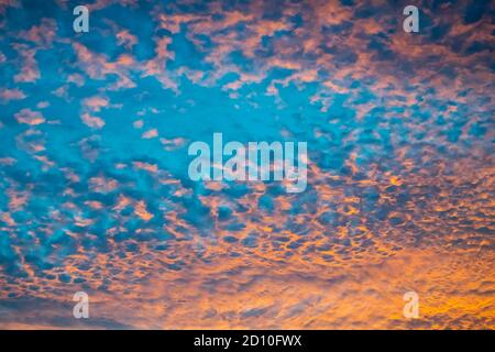 Flauschige goldene Wolken bei einem Sonnenuntergang in Marbella mit Blick auf die Mediterraner Himmel Stockfoto