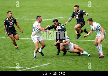 Wasps' Malakai Fekitoa (Mitte) wird von Exeter Chiefs' Corey Baldwin (Boden) und Phil Dollman während des Gallagher Premiership Spiels in der Ricoh Arena, Coventry, angegangen. Stockfoto