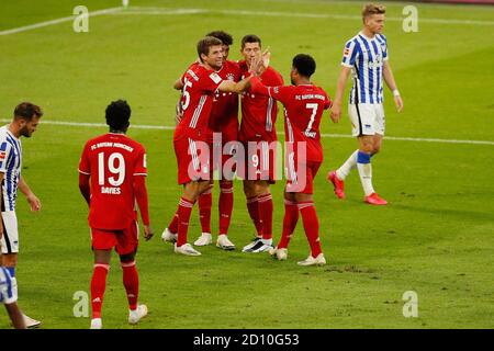 München, Deutschland. 04.10.2018. firo: 04.10.2020, Fußball, 1. Bundesliga, Saison 2020/2021, 3. Spieltag, FC Bayern München - Hertha BSC Berlin, Thomas Muller, FC Bayern München, FCB, München, München, ganze Figur, Jubilation, Offside-Tor, 2020 Nutzung weltweit Credit: dpa/Alamy Live News Stockfoto