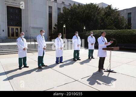 Bethesda, Maryland, USA. Oktober 2020. Commander Sean Conley (R), Arzt des Präsidenten, gibt einen aktuellen Stand über den Zustand von US-Präsident Donald J. Trump im Walter Reed National Military Medical Center, wo Trump nach positiven Tests auf Covid behandelt wird, in Bethesda, Maryland, USA, 04. Oktober 2020.Quelle: Michael Reynolds/Pool via CNP Quelle: dpa/Alamy Live News Stockfoto