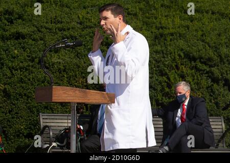 Bethesda, Maryland, USA. Oktober 2020. Der Stabschef des Weißen Hauses, Mark Meadows (Rückseite), hört Commander Sean Conley (Front), Arzt des Präsidenten, über den Zustand von US-Präsident Donald J. Trump im Walter Reed National Military Medical Center, wo Trump nach positiven Tests für Covid in Bethesda, Maryland, behandelt wird, USA, 04. Oktober 2020.Quelle: Michael Reynolds/Pool via CNP Quelle: dpa/Alamy Live News Stockfoto