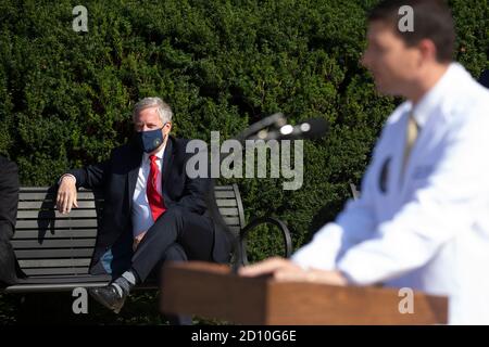 Bethesda, Maryland, USA. Oktober 2020. Der Stabschef des Weißen Hauses, Mark Meadows (Rückseite), hört Commander Sean Conley (Front), Arzt des Präsidenten, über den Zustand von US-Präsident Donald J. Trump im Walter Reed National Military Medical Center, wo Trump nach positiven Tests für Covid in Bethesda, Maryland, behandelt wird, USA, 04. Oktober 2020.Quelle: Michael Reynolds/Pool via CNP Quelle: dpa/Alamy Live News Stockfoto