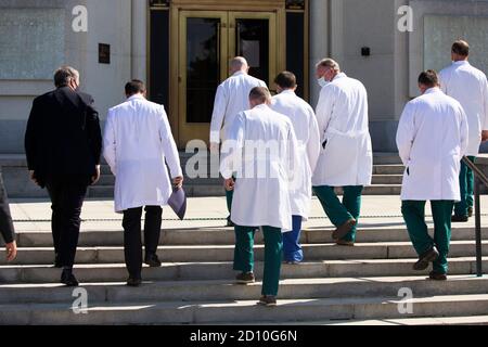 Bethesda, Maryland, USA. Oktober 2020. Der Stabschef des Weißen Hauses, Mark Meadows (L), spricht mit Kommandant Sean Conley (2-L), Arzt des Präsidenten, nachdem Conley im Walter Reed National Military Medical Center, wo Trump nach positiven Tests auf Covid behandelt wird, ein Update über den Zustand von US-Präsident Donald J. Trump gegeben hat. In Bethesda, Maryland, USA, 04. Oktober 2020.Quelle: Michael Reynolds/Pool via CNP Quelle: dpa/Alamy Live News Stockfoto