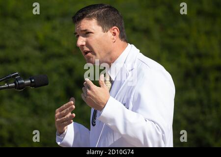 Bethesda, Maryland, USA. Oktober 2020. Commander Sean Conley, Arzt des Präsidenten, gibt einen aktuellen Stand über den Zustand von US-Präsident Donald J. Trump im Walter Reed National Military Medical Center, wo Trump nach positiven Tests für Covid in Bethesda, Maryland, USA, behandelt wird, 04. Oktober 2020.Quelle: Michael Reynolds/Pool via CNP Quelle: dpa/Alamy Live News Stockfoto