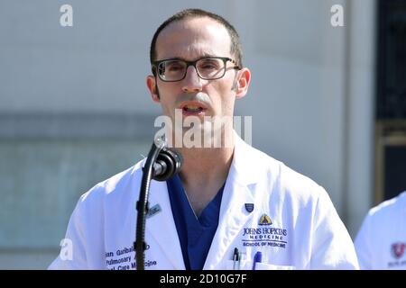 Bethesda, Maryland, USA. Oktober 2020. Dr. Brian Garibaldi von der Johns Hopkins School of Medicine kommentiert die aktuelle Situation von US-Präsident Donald J. Trump im Walter Reed National Military Medical Center, wo Trump nach einem positiven Covid-Test behandelt wird, in Bethesda, Maryland, USA, 04. Oktober 2020.Quelle: Michael Reynolds/Pool via CNP Quelle: dpa/Alamy Live News Stockfoto