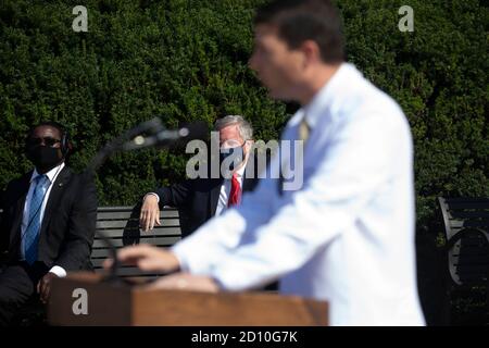 Bethesda, Maryland, USA. Oktober 2020. Der Stabschef des Weißen Hauses, Mark Meadows (Rückseite), hört Commander Sean Conley (Front), Arzt des Präsidenten, über den Zustand von US-Präsident Donald J. Trump im Walter Reed National Military Medical Center, wo Trump nach positiven Tests für Covid in Bethesda, Maryland, behandelt wird, USA, 04. Oktober 2020.Quelle: Michael Reynolds/Pool via CNP Quelle: dpa/Alamy Live News Stockfoto