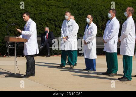 Bethesda, Maryland, USA. Oktober 2020. Der Stabschef des Weißen Hauses, Mark Meadows (Zurück), hört Commander Sean Conley (L), Arzt des Präsidenten, über den Zustand von US-Präsident Donald J. Trump im Walter Reed National Military Medical Center, wo Trump nach positiven Tests für Covid in Bethesda, Maryland, behandelt wird, USA, 04. Oktober 2020.Quelle: Michael Reynolds/Pool via CNP Quelle: dpa/Alamy Live News Stockfoto