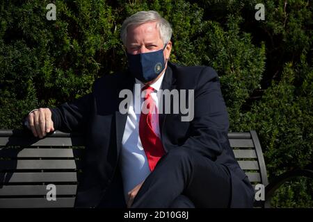 Bethesda, Maryland, USA. Oktober 2020. Der Stabschef des Weißen Hauses, Mark Meadows, hört Commander Sean Conley, Arzt des Präsidenten, über den Zustand von US-Präsident Donald J. Trump im Walter Reed National Military Medical Center, wo Trump nach positiven Tests auf Covid behandelt wird, in Bethesda, Maryland, USA, 04. Oktober 2020.Quelle: Michael Reynolds/Pool via CNP Quelle: dpa/Alamy Live News Stockfoto