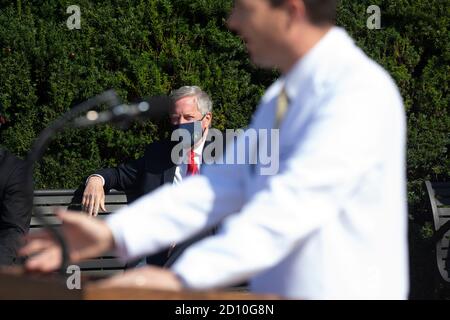 Bethesda, Maryland, USA. Oktober 2020. Der Stabschef des Weißen Hauses, Mark Meadows (Rückseite), hört Commander Sean Conley (Front), Arzt des Präsidenten, über den Zustand von US-Präsident Donald J. Trump im Walter Reed National Military Medical Center, wo Trump nach positiven Tests für Covid in Bethesda, Maryland, behandelt wird, USA, 04. Oktober 2020.Quelle: Michael Reynolds/Pool via CNP Quelle: dpa/Alamy Live News Stockfoto