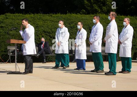 Bethesda, Maryland, USA. Oktober 2020. Der Stabschef des Weißen Hauses, Mark Meadows (Zurück), hört Commander Sean Conley (L), Arzt des Präsidenten, über den Zustand von US-Präsident Donald J. Trump im Walter Reed National Military Medical Center, wo Trump nach positiven Tests für Covid in Bethesda, Maryland, behandelt wird, USA, 04. Oktober 2020.Quelle: Michael Reynolds/Pool via CNP Quelle: dpa/Alamy Live News Stockfoto