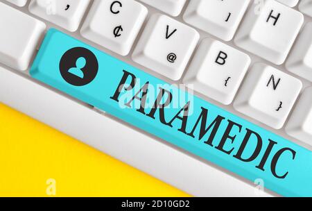 Textzeichen mit Paramedic. Business Foto zeigt ein Gesundheitsarbeiter mit einem Know-how in der medizinischen Notarbeit verschiedene farbige Tastatur-Taste wi Stockfoto