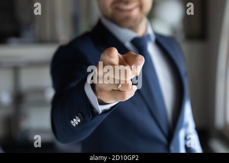 Nahaufnahme junge männliche hr-Manager zeigt Finger auf Kamera. Stockfoto