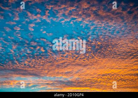 Flauschige goldene Wolken bei einem Sonnenuntergang in Marbella mit Blick auf die Mediterraner Himmel Stockfoto