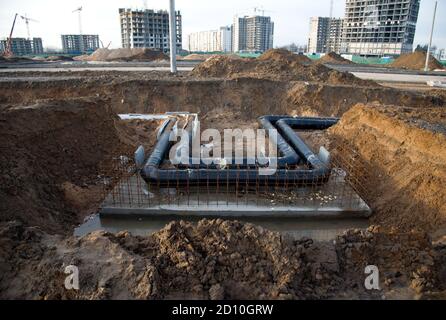 Verlegung der unterirdischen Sturmabwasserkanäle im Graben. Installation von Wasserleitung und Sanitärinstallation auf der Baustelle. Schalungslösungen für reinf Stockfoto