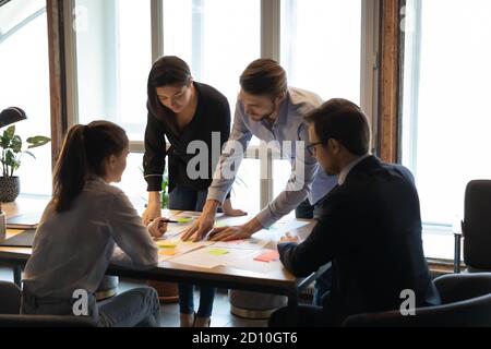 Fokussierter junger multirassischer Manager, der eine Marketingstrategie entwickelt. Stockfoto