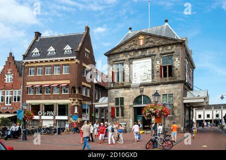 Blick auf die Altstadt von Gouda. Der Markt mit Touristen am Goudse Waag auch das Käsemuseum. Südholland, Niederlande. Stockfoto