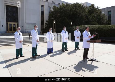 Bethesda, Vereinigte Staaten. Oktober 2020. Commander Sean Conley (R), Arzt des Präsidenten, gibt am Sonntag, den 4. Oktober 2020, im Walter Reed National Military Medical Center in Bethesda, Maryland, einen aktuellen Stand über den Zustand von Präsident Donald J. Trump. Der Präsident ist nach einem positiven Coronavirus-Test COVID-19 am 2. Oktober bei Walter Reed zur Behandlung. Foto von Michael Reynolds/UPI Kredit: UPI/Alamy Live Nachrichten Stockfoto