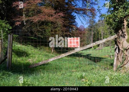 Europa, Luxemburg, Larochette, Schloss Meysembourg, Eingang mit Schild, das den Zugang zum Schlossgelände verbietet Stockfoto