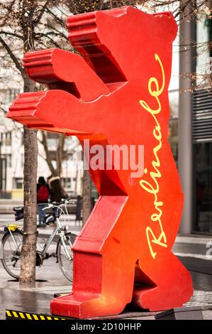 Berlin / Deutschland - 18. Februar 2017: Logo des Berlinale Bären am Potsdamer Platz in Berlin Stockfoto