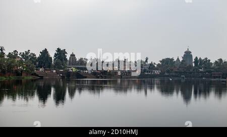 Bhubaneswar, Indien - 4. Februar 2020: Blick über den Bindu Sagara See mit Spiegelung der historischen Tempel am 4. Februar 2020 in Bhubaneswar, Indien Stockfoto