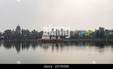 Bhubaneswar, Indien - 4. Februar 2020: Blick über den Bindu Sagara See mit Spiegelung der historischen Tempel am 4. Februar 2020 in Bhubaneswar, Indien Stockfoto