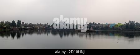 Bhubaneswar, Indien - 4. Februar 2020: Panoramablick über den See Bindu Sagara mit Spiegelung der historischen Tempel am 4. Februar 2020 in Bhubaneswa Stockfoto