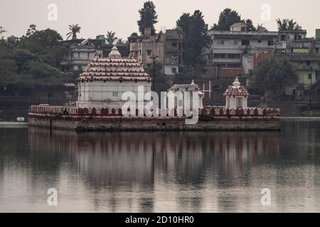 Bhubaneswar, Indien - 4. Februar 2020: Spiegelung eines rot-weißen Tempels im Bindu Sagara See am 4. Februar 2020 in Bhubaneswar, Indien Stockfoto