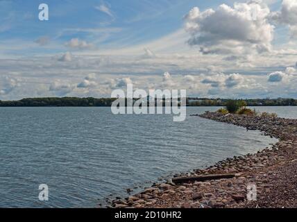 Geddes, New York, USA. Oktober 2020. Blick auf den Onondaga Lake vom Westweg mit Destiny USA , einem beliebten Einkaufs- und Unterhaltungszentrum, in Th Stockfoto