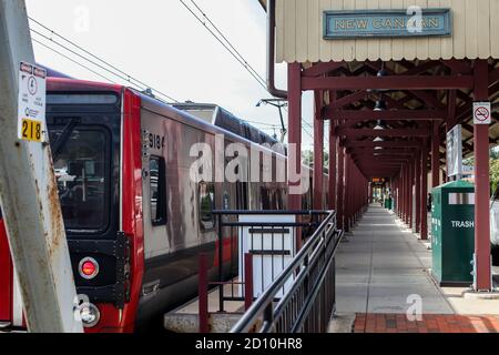 NEW CANAAN, CT, USA - 4. OKTOBER 2020: Zug in leerem Bahnhof New Canaan Stockfoto