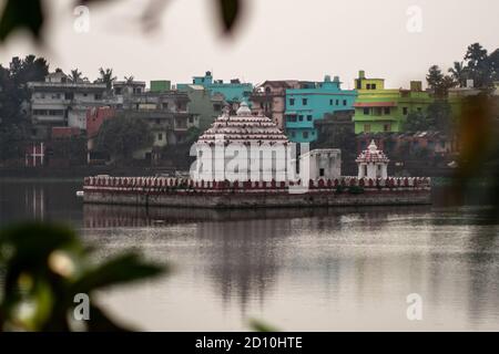 Bhubaneswar, Indien - 4. Februar 2020: Spiegelung eines rot-weißen Tempels im Bindu Sagara See am 4. Februar 2020 in Bhubaneswar, Indien Stockfoto