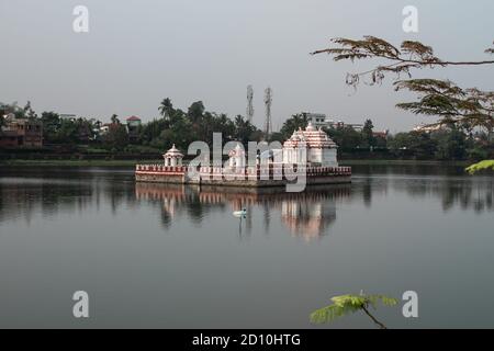 Bhubaneswar, Indien - 4. Februar 2020: Spiegelung eines rot-weißen Tempels im Bindu Sagara See am 4. Februar 2020 in Bhubaneswar, Indien Stockfoto