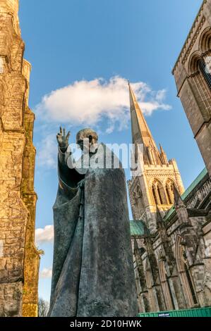 Statue des Heiligen Richard, des ersten Bischofs von Chichester vor der Chichester Kathedrale. Bronze von Philip Jackson, 2000. Stockfoto