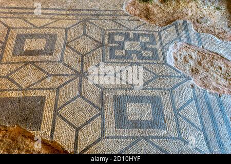 Square & Diamond gemusterten Mosaiken in Fishbourne Roman Villa aus dem 1. Jahrhundert n. Chr. sind einige der frühesten in Großbritannien zu sehen. Stockfoto