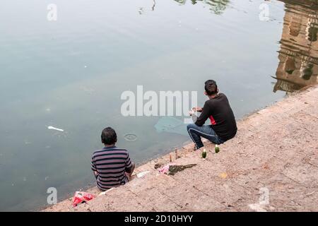 Bhubaneswar, Indien - 4. Februar 2020: Zwei unbekannte Männer, die am 4. Februar 2020 in Bhubaneswar, Indien, im See Bindu Sagara mit Netz und Schnur fischen Stockfoto