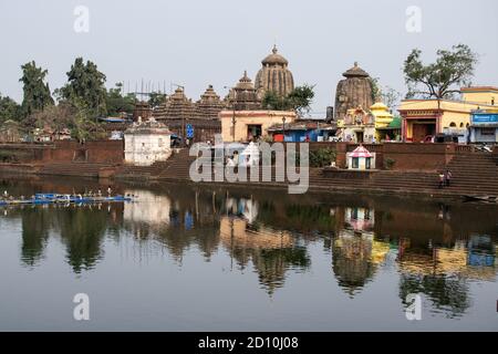 Bhubaneswar, Indien - 4. Februar 2020: Reflexion des Ananta Basudeva Tempels im Bindu Sagara See am 4. Februar 2020 in Bhubaneswar, Indien Stockfoto