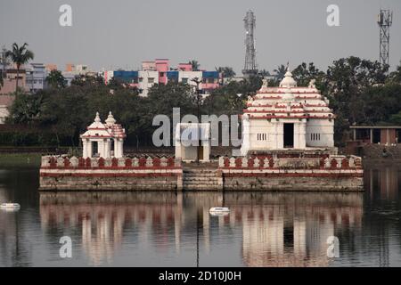 Bhubaneswar, Indien - 4. Februar 2020: Spiegelung eines rot-weißen Tempels im Bindu Sagara See am 4. Februar 2020 in Bhubaneswar, Indien Stockfoto