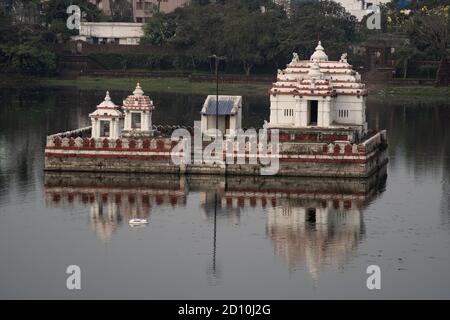 Bhubaneswar, Indien - 4. Februar 2020: Spiegelung eines rot-weißen Tempels im Bindu Sagara See am 4. Februar 2020 in Bhubaneswar, Indien Stockfoto