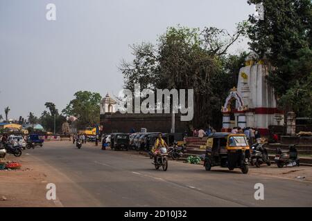 Bhubaneswar, Indien - 4. Februar 2020: Zwei unbekannte Männer fahren am 4. Februar 2020 in Bhubaneswar auf einer Straße neben Autorikschas mit ihren Motorrädern Stockfoto