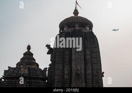 Bhubaneswar, Indien - 4. Februar 2020: Gegenüberstellung eines modernen Flugzeuges über dem historischen Chitrkarini Tempel am 4. Februar 2020 in Bhubaneswar Stockfoto