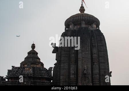 Bhubaneswar, Indien - 4. Februar 2020: Gegenüberstellung eines modernen Flugzeuges über dem historischen Chitrkarini Tempel am 4. Februar 2020 in Bhubaneswar Stockfoto